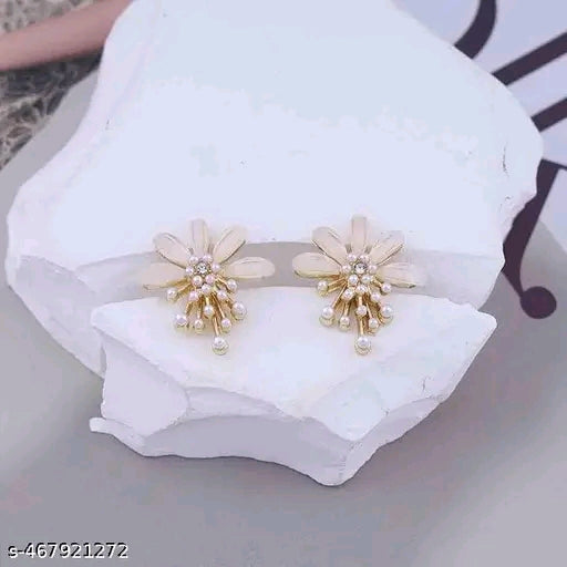 Korean Western Stylish Daisy Floral Pearl Stud Earrings