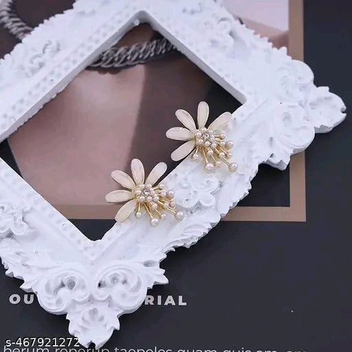 Korean Western Stylish Daisy Floral Pearl Stud Earrings